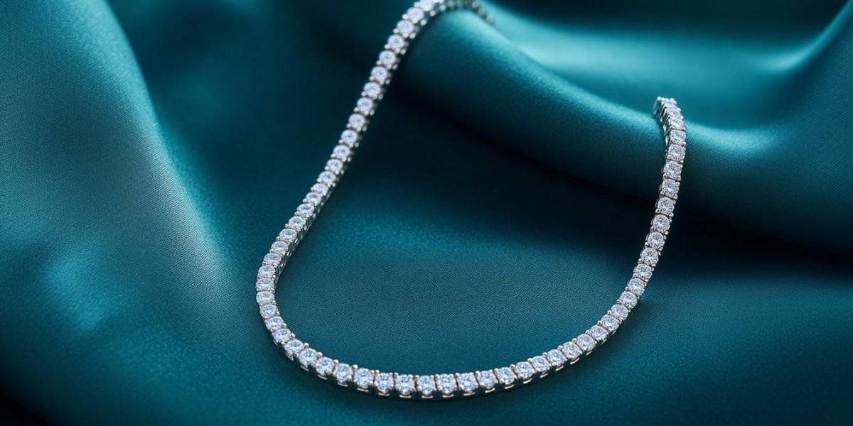 How to Choose a Necklace That Fits Your Style and Budget